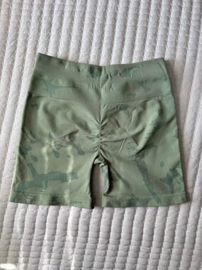 Aurola Seamless High-Waisted Athletic Shorts in Camo Sage